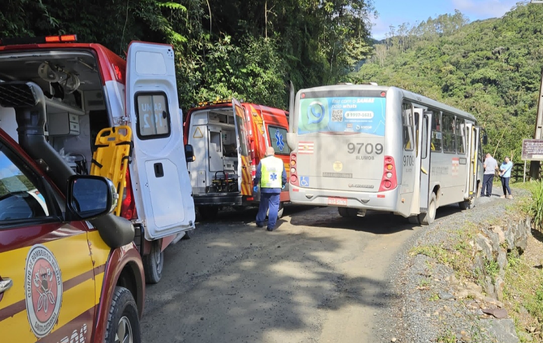 Colisão entre ônibus e camionete deixa feridos em Blumenau 