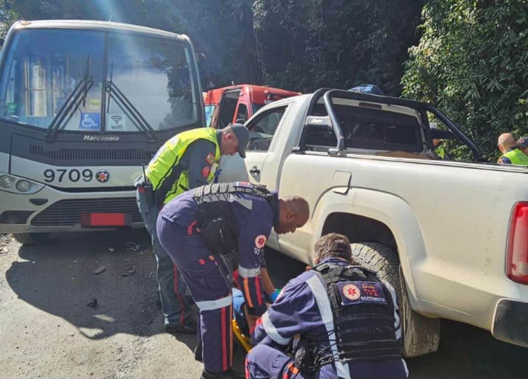 Colisão entre ônibus e camionete deixa feridos em Blumenau 