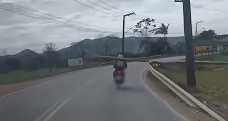 Motociclista é flagrado transportando escora de madeira em Biguaçu