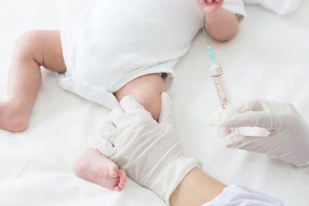 Justiça fixa indenização em R$ 70 mil para pais de bebê que teve sequelas após receber vacina errada