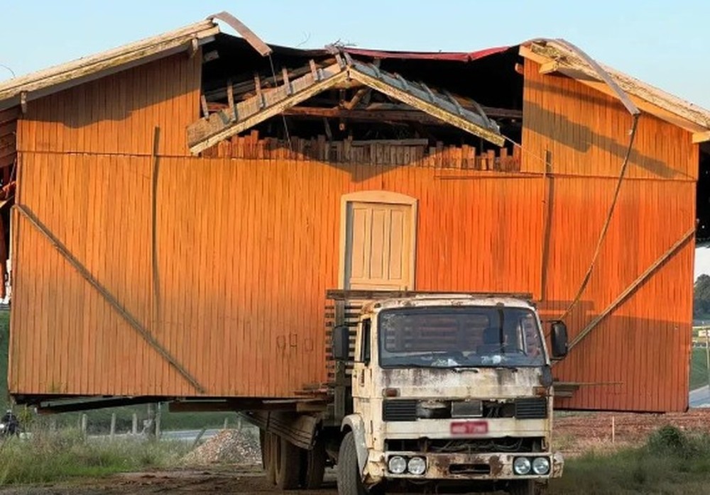 Casa de madeira é flagrada sendo transportada sobre caminhão em SC