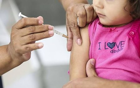 Juiz de SC obriga casal a vacinar as 2 filhas e impõe multa de até R$ 10 mil por dia