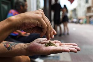 SC aprova projeto de lei que multa quem for pego portando ou usando drogas em lugares públicos