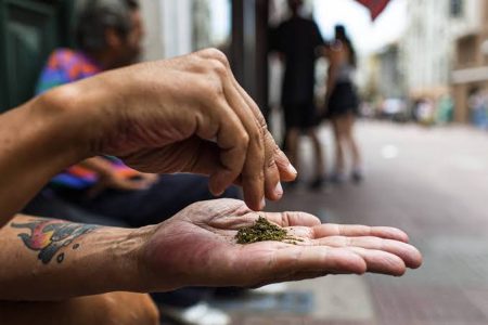 SC aprova projeto de lei que multa quem for pego portando ou usando drogas em lugares públicos