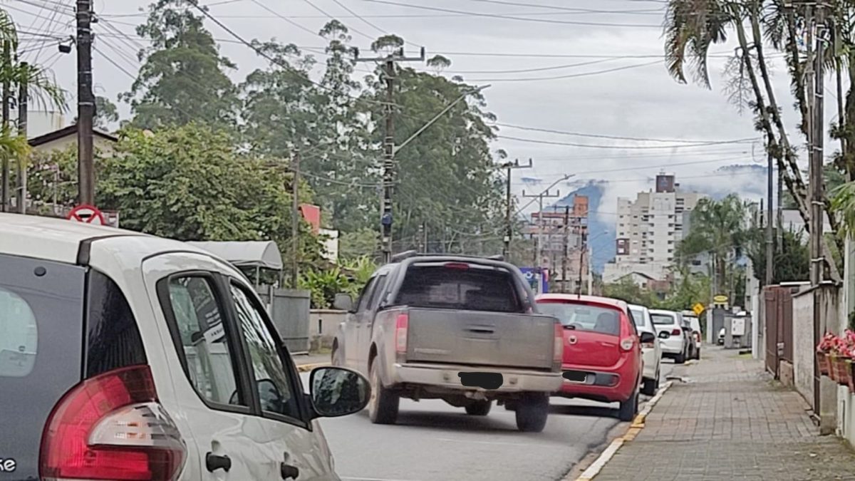 Em Timbó, homem vai atrás de motorista que quebrou espelho de picape no bairro das Nações