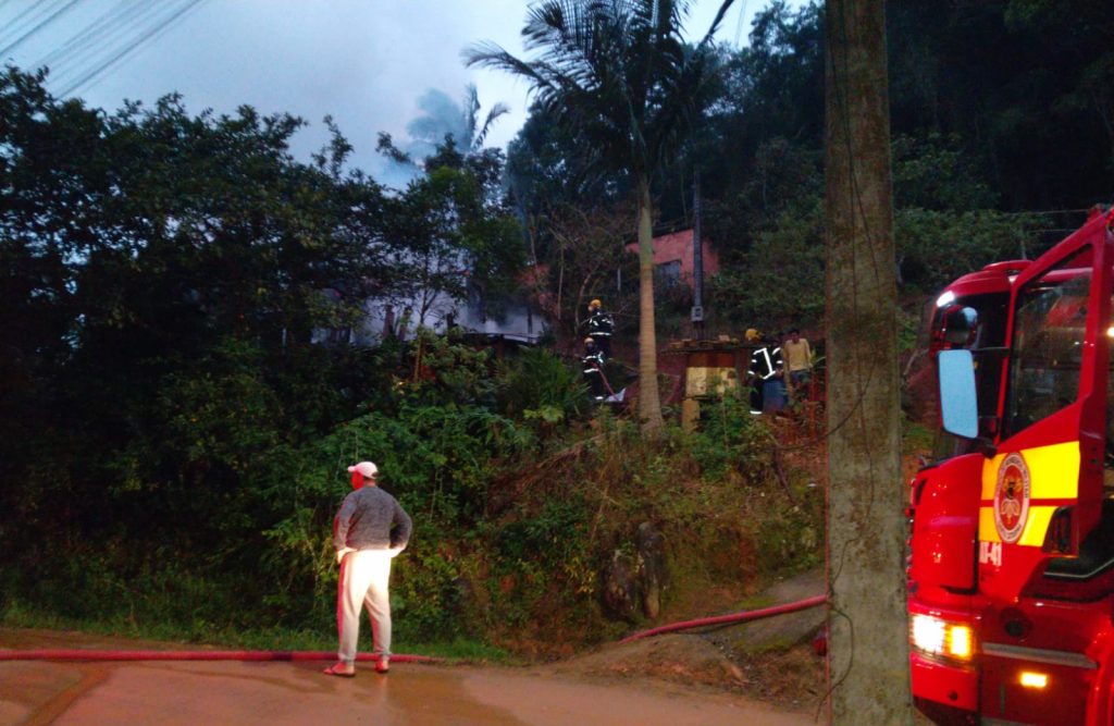 Em Timbó, casa de madeira fica totalmente destruída após pegar fogo