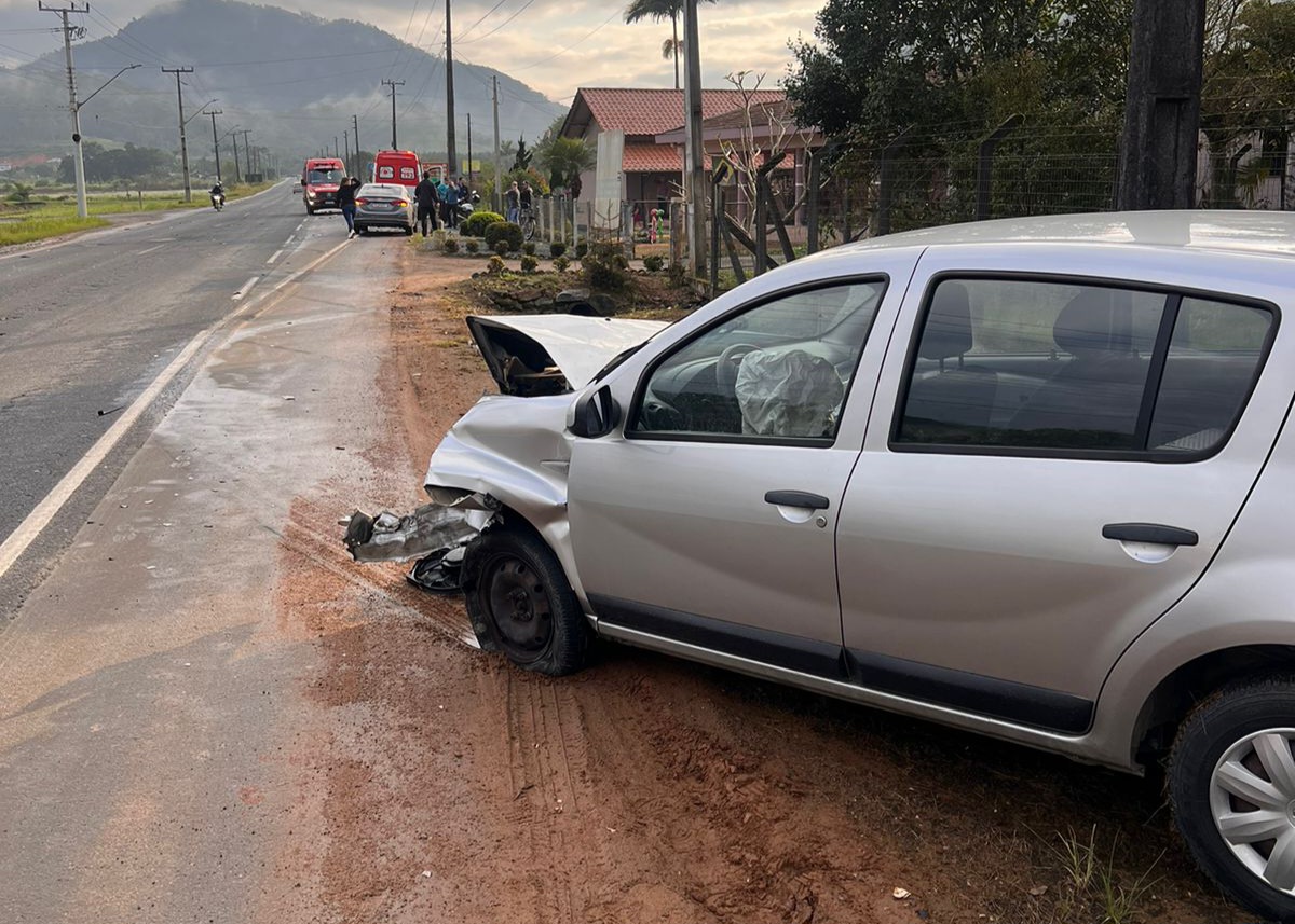 Colisão entre 2 veículos em Timbó deixa mulher ferida