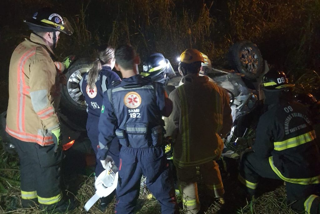 Em Apiúna, condutor é encontrado preso às ferragens após sair de pista e capotar 