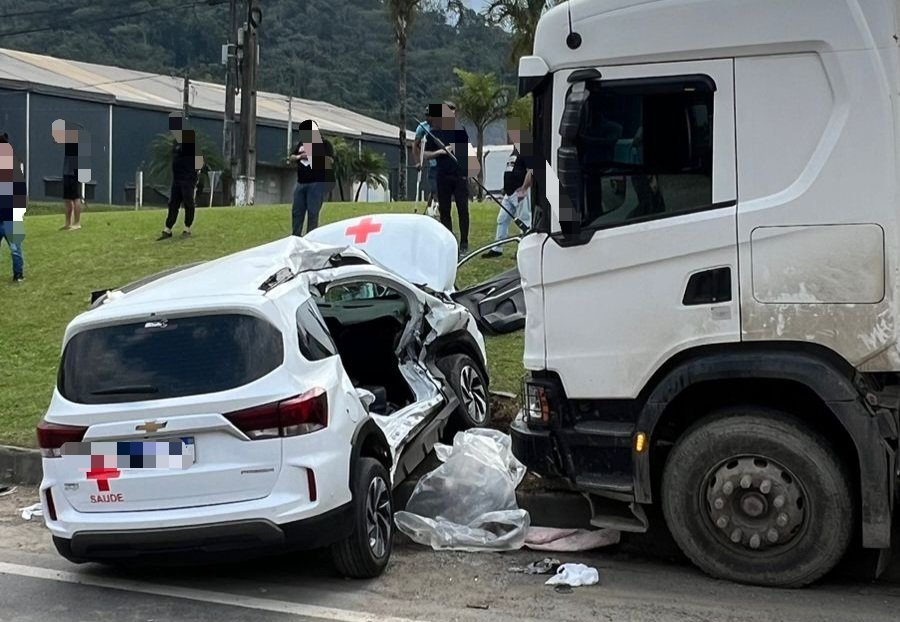 Carro da Secretaria de Saúde de Pouso Redondo se envolve em colisão em Blumenau; mulher fica encarcerada 