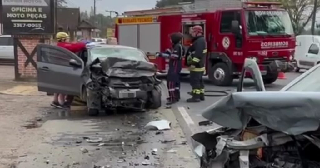 Em Pomerode, 2 mulheres morrem presas no veículo após colisão frontal com outro carro