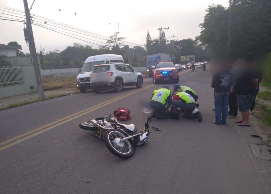 Colisão em Timbó deixa motociclista com suspeita de fratura 