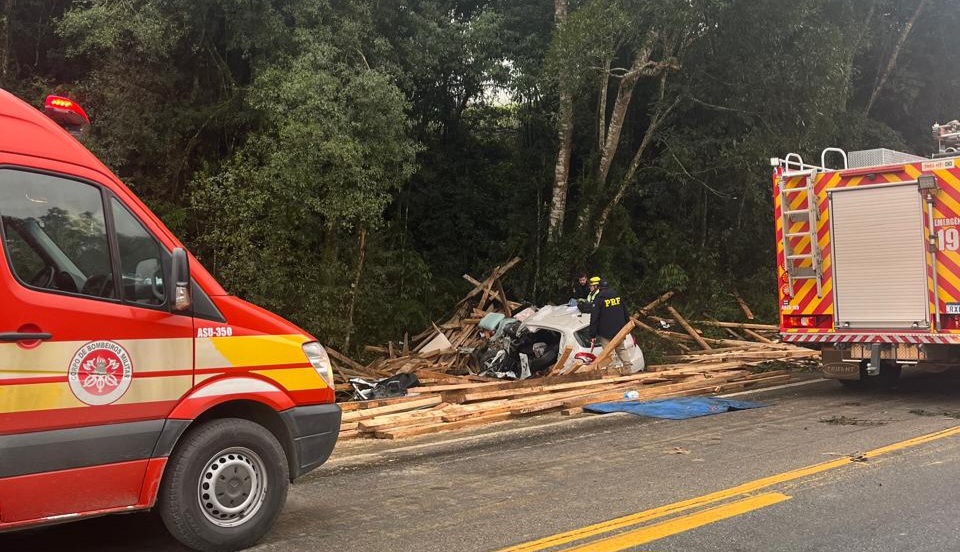 Condutor e cachorro morrem após colisão frontal contra caminhão em Alfredo Wagner