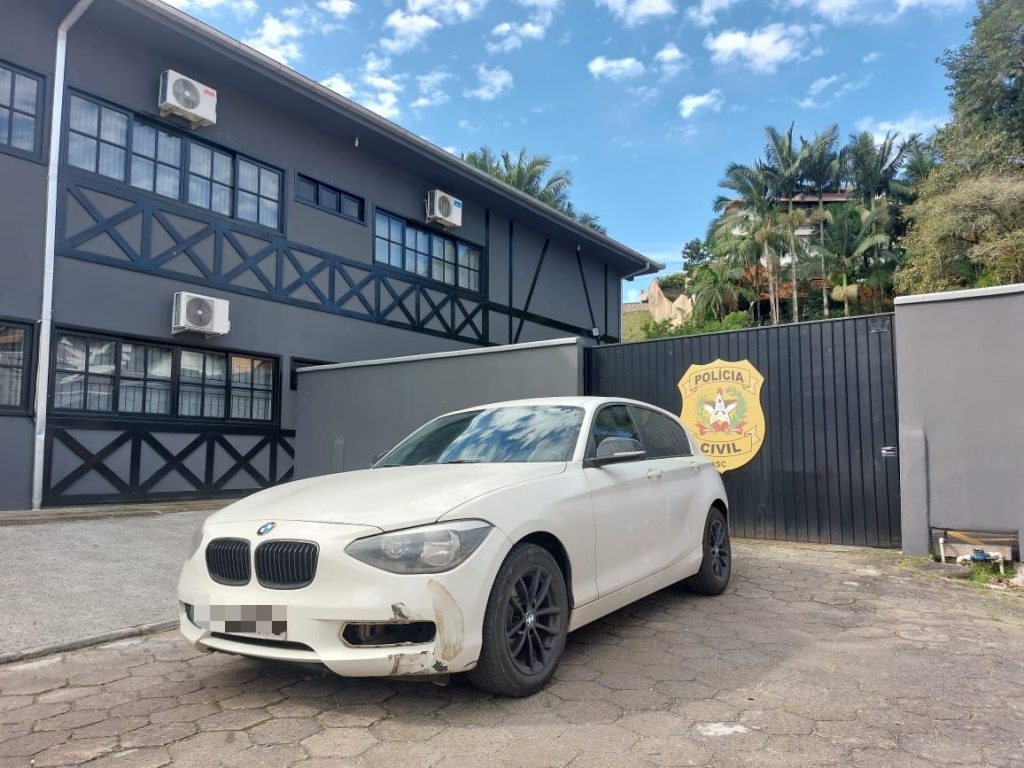 Motorista de BMW que atropelou motociclista em Blumenau se apresenta à polícia e fica em silêncio