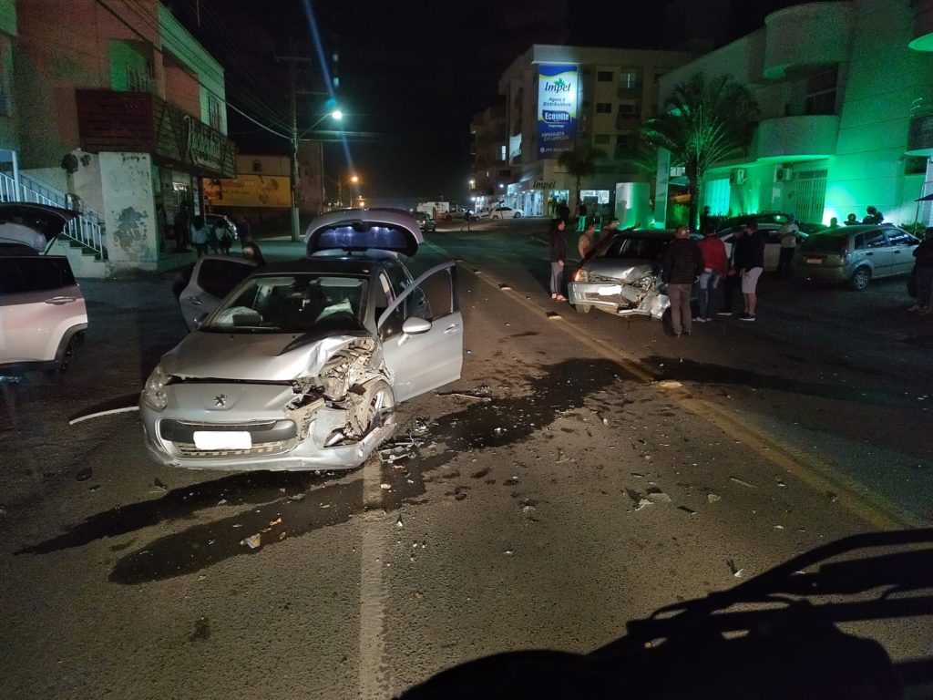 Acidente em Ituporanga deixa homem preso às ferragens e mais 4 feridos