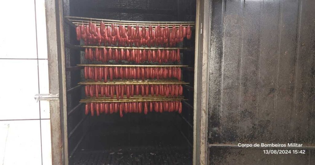 Incêndio atinge 100 m² de indústria de defumação de carnes em Gaspar