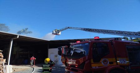 Incêndio atinge 100 m² de indústria de defumação de carnes em Gaspar