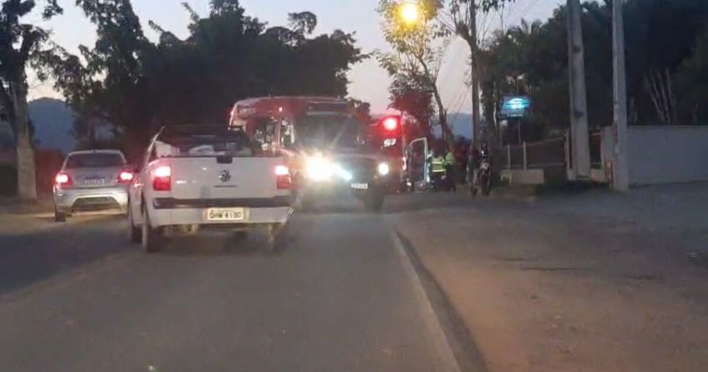 Acidente entre carro e moto em Rio dos Cedros deixa um ferido