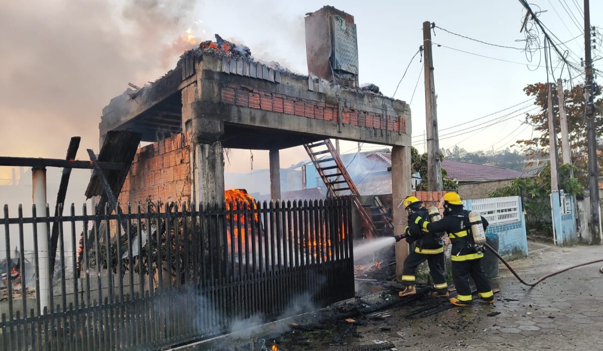 Incêndio de grandes proporções destrói 3 edificações em Ilhota