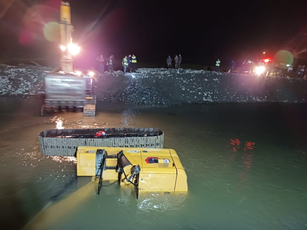 Em SC, trabalhador morre afogado após retroescavadeira cair em rio 