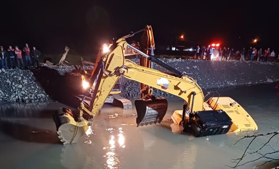 Em SC, trabalhador morre afogado após retroescavadeira cair em rio 