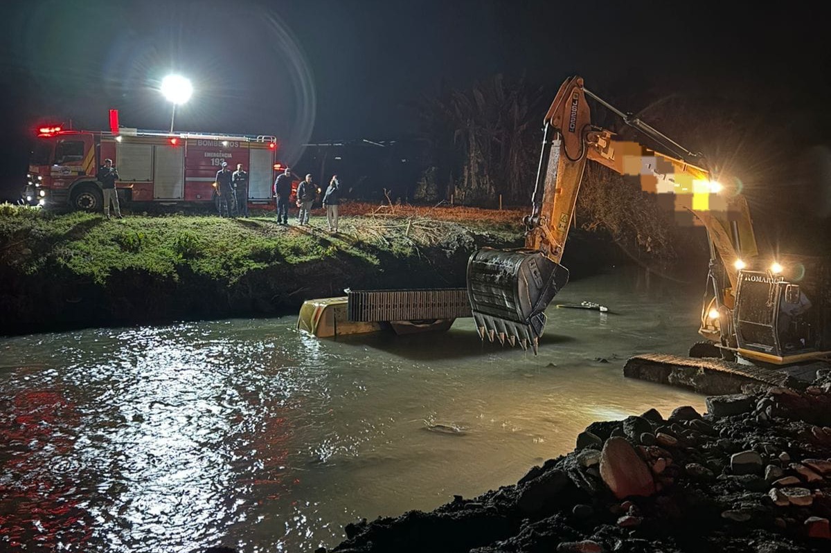 Em SC, trabalhador morre afogado após retroescavadeira cair em rio 