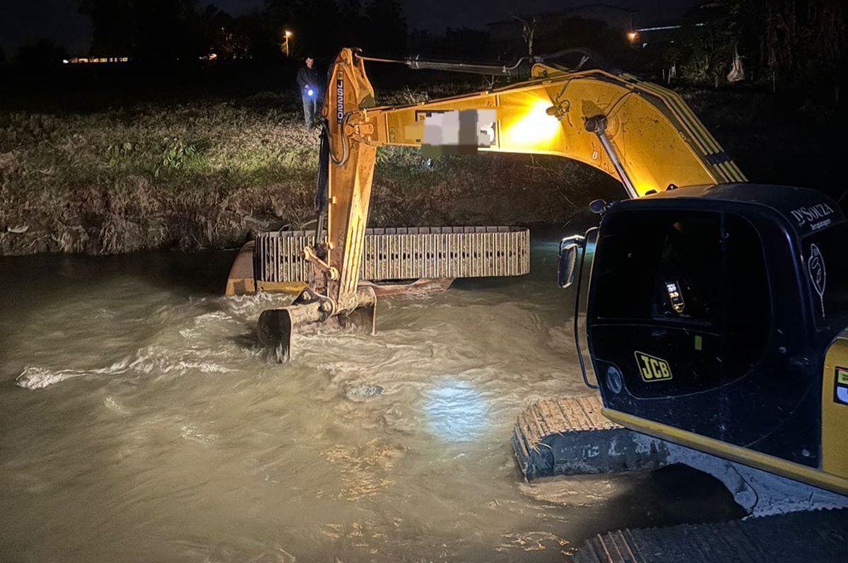 Em SC, trabalhador morre afogado após retroescavadeira cair em rio 