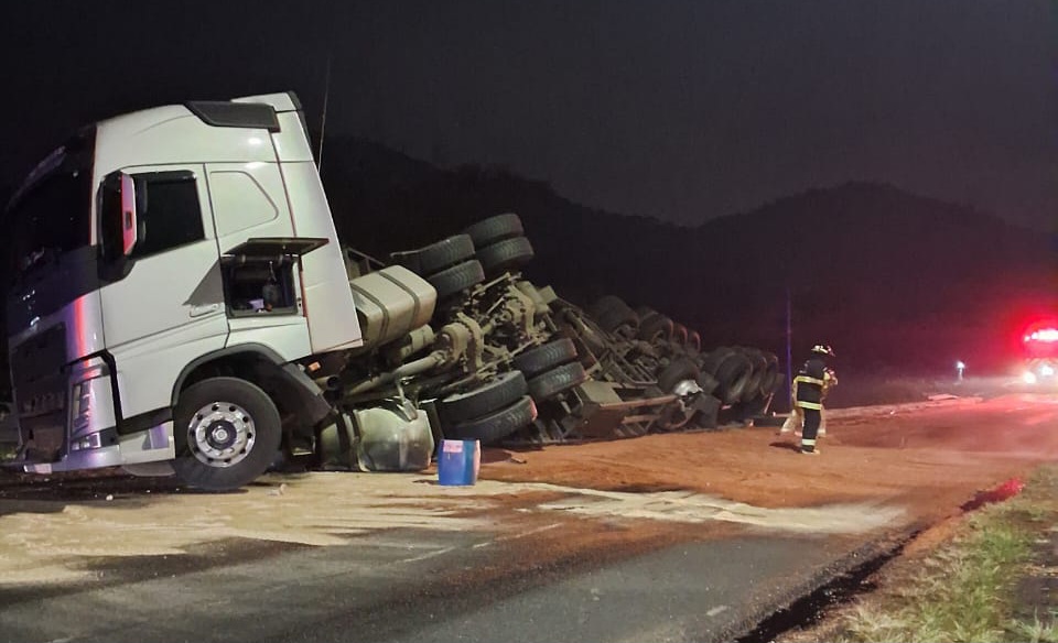 Saída de pista seguida de tombamento de caminhão deixa carga espalhada na BR-470, em Rodeio 