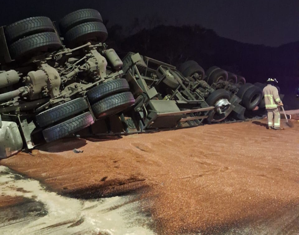 Saída de pista seguida de tombamento de caminhão deixa carga espalhada na BR-470, em Rodeio 