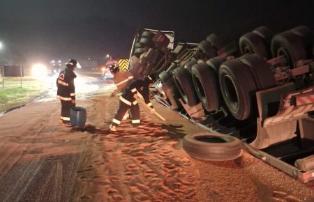 Saída de pista seguida de tombamento de caminhão deixa carga espalhada na BR-470, em Rodeio 