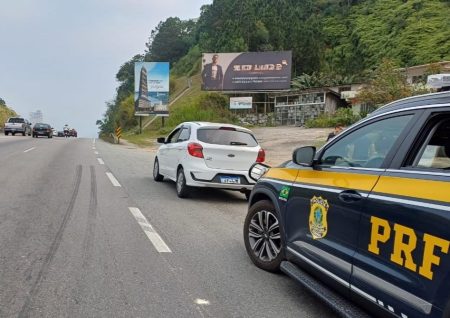 Homem é detido na BR-101 em Itapema com automóvel furtado em Blumenau