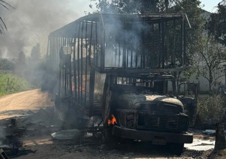 Caminhão é destruído por incêndio em Gaspar; 8 mil litros de água foram utilizados no combate às chamas