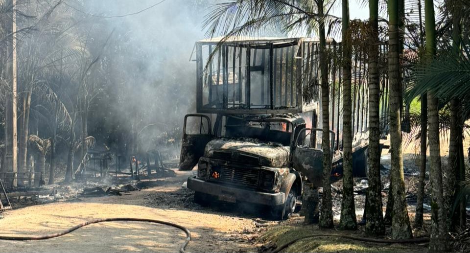 Caminhão é destruído por incêndio em Gaspar; 8 mil litros de água foram utilizados no combate às chamas