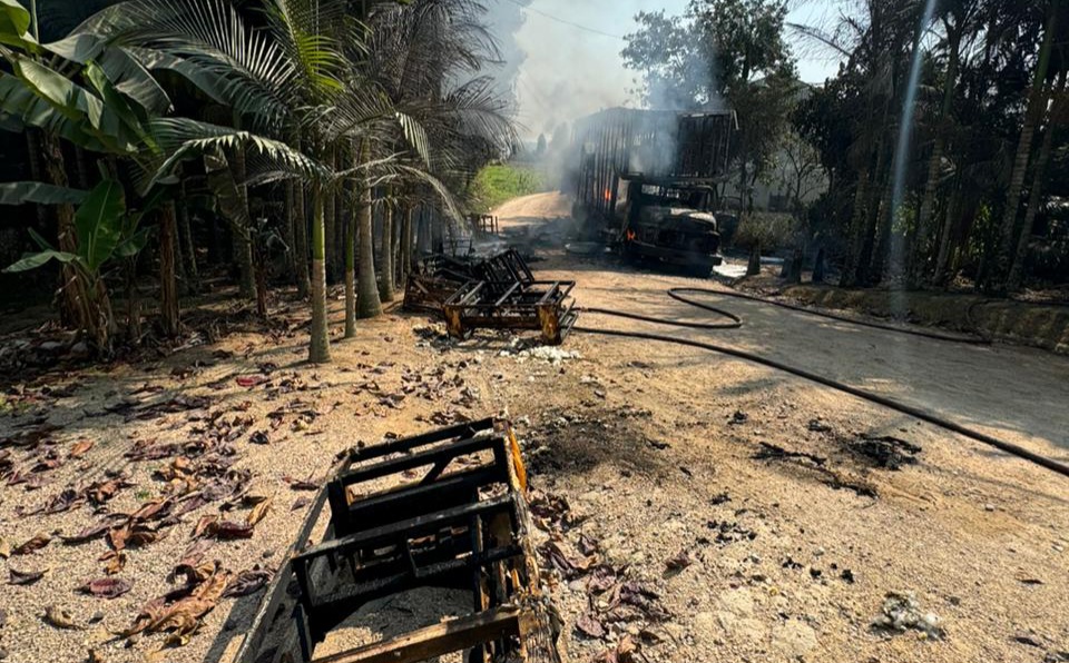 Caminhão é destruído por incêndio em Gaspar; 8 mil litros de água foram utilizados no combate às chamas