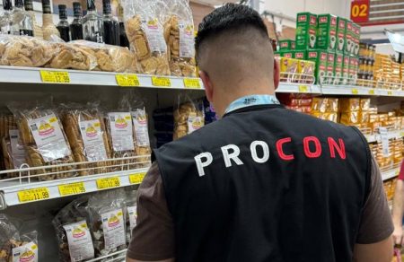 Procon Blumenau apreende produtos alimentícios vencidos em operação de fiscalização