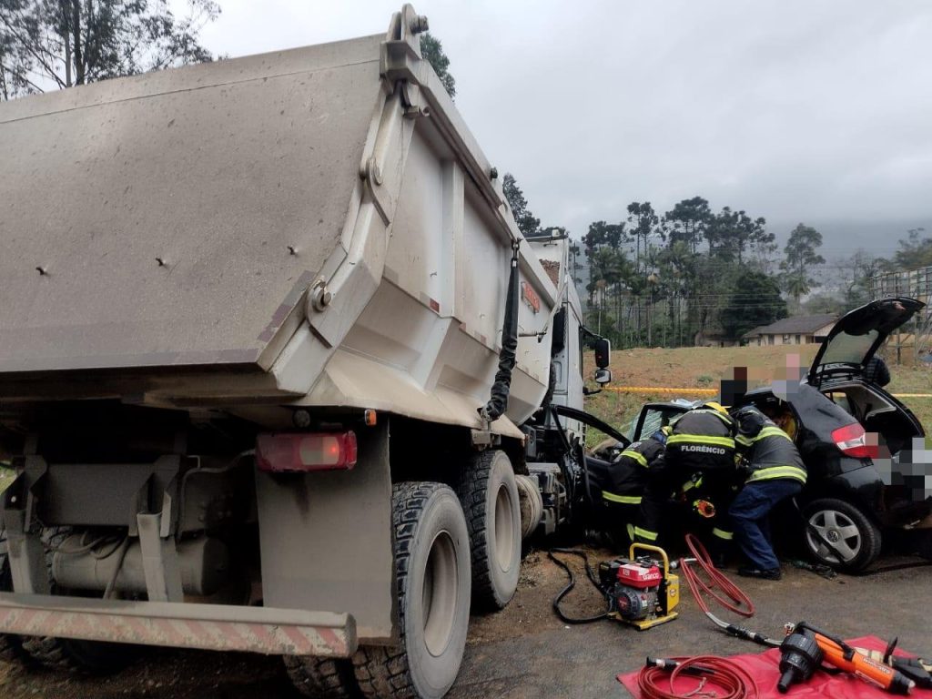 Colisão envolvendo carro e caminhão caçamba na BR-470, em Rio do Sul, deixa condutor encarcerado 