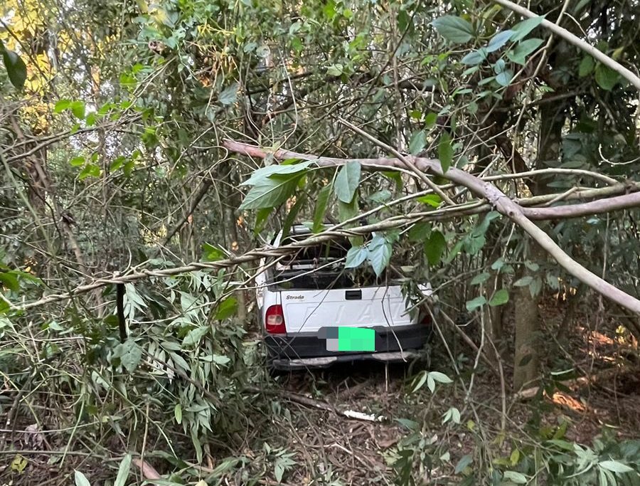 Em Timbó, condutor idoso é resgatado após sair de pista e cair em ribanceira com cerca de 6 metros