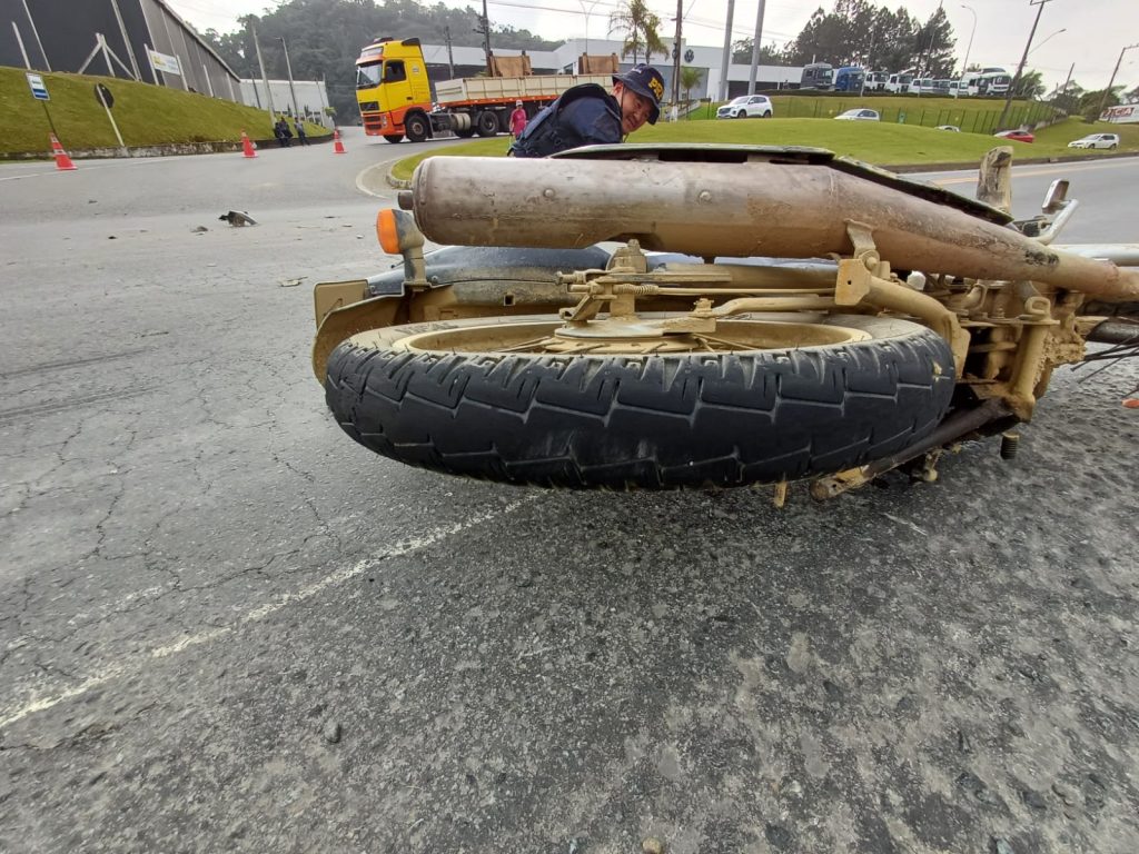 Em Blumenau, colisão entre moto e caminhão mata jovem de 20 anos 