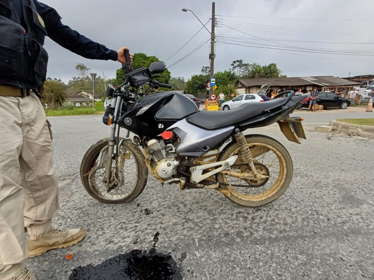 Em Blumenau, colisão entre moto e caminhão mata jovem de 20 anos 