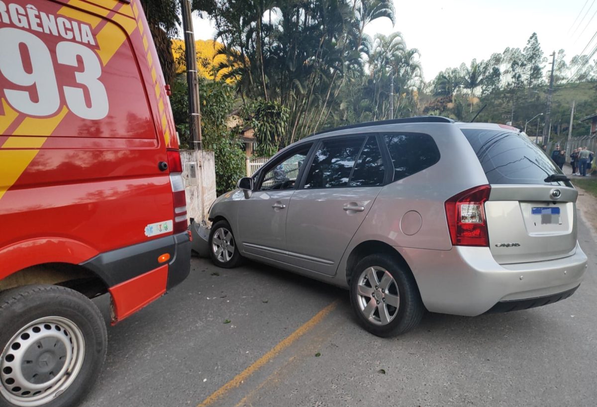 Em Gaspar, motorista foge após colidir contra muro; passageiro sofreu ferimentos 