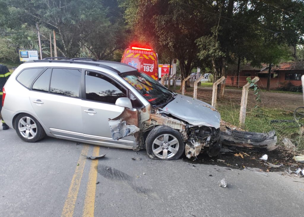 Em Gaspar, motorista foge após colidir contra muro; passageiro sofreu ferimentos 