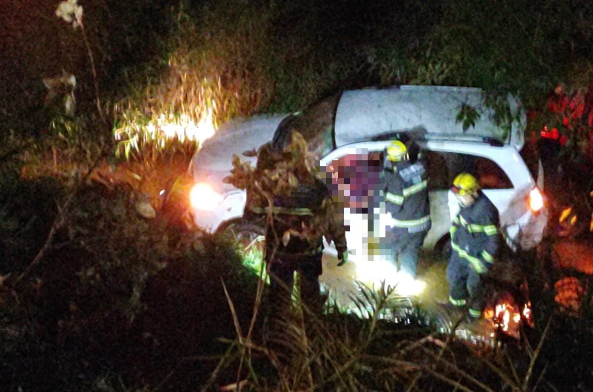 Condutor perde controle de carro em Gaspar e despenca em ribanceira de aproximadamente 10 metros