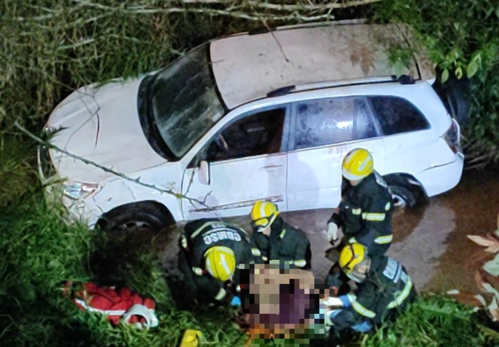 Condutor perde controle de carro em Gaspar e despenca em ribanceira de aproximadamente 10 metros