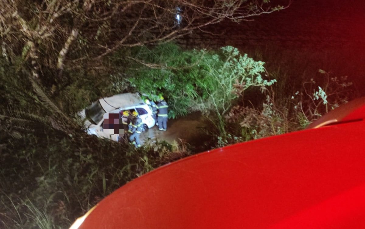 Condutor perde controle de carro em Gaspar e despenca em ribanceira de aproximadamente 10 metros