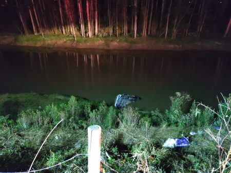 Veículo fica parcialmente submerso em rio após acidente em Ituporanga; três são atendidos