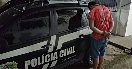 Caminhoneiro é preso em Rodeio por danificar viatura policial em Indaial