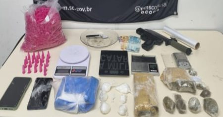 Mulher é presa vendendo mais de 20 pinos de cocaína em bares e casas noturnas de Blumenau