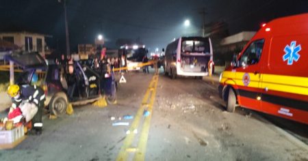 Ônibus com 31 passageiros colide com carro em Gaspar e deixa 2 feridos