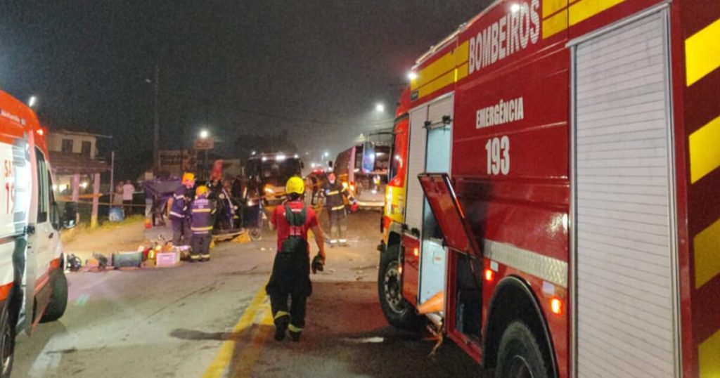 Ônibus com 31 passageiros colide com carro em Gaspar e deixa 2 feridos