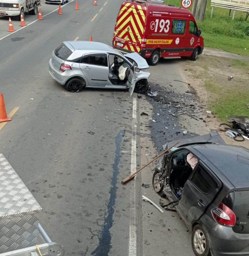 Em Pomerode, 2 mulheres morrem presas no veículo após colisão frontal com outro carro