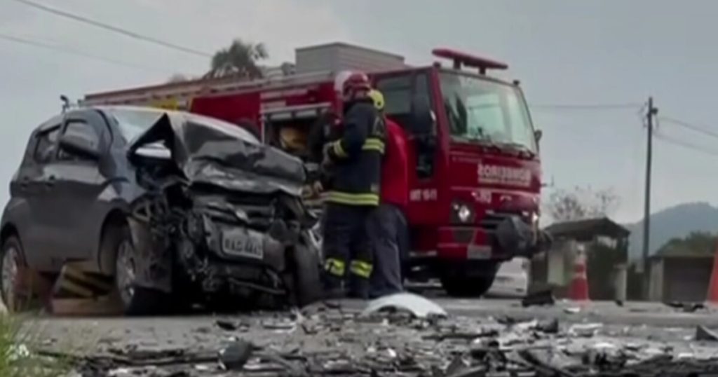 Em Pomerode, 2 mulheres morrem presas no veículo após colisão frontal com outro carro